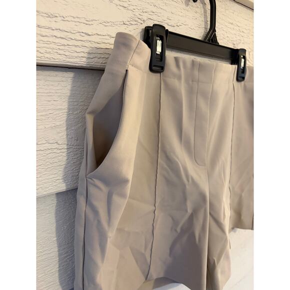 Chic Beige Tailored High Waist Dress Shorts – Minimalist Workwear Staple - Picture 3 of 4